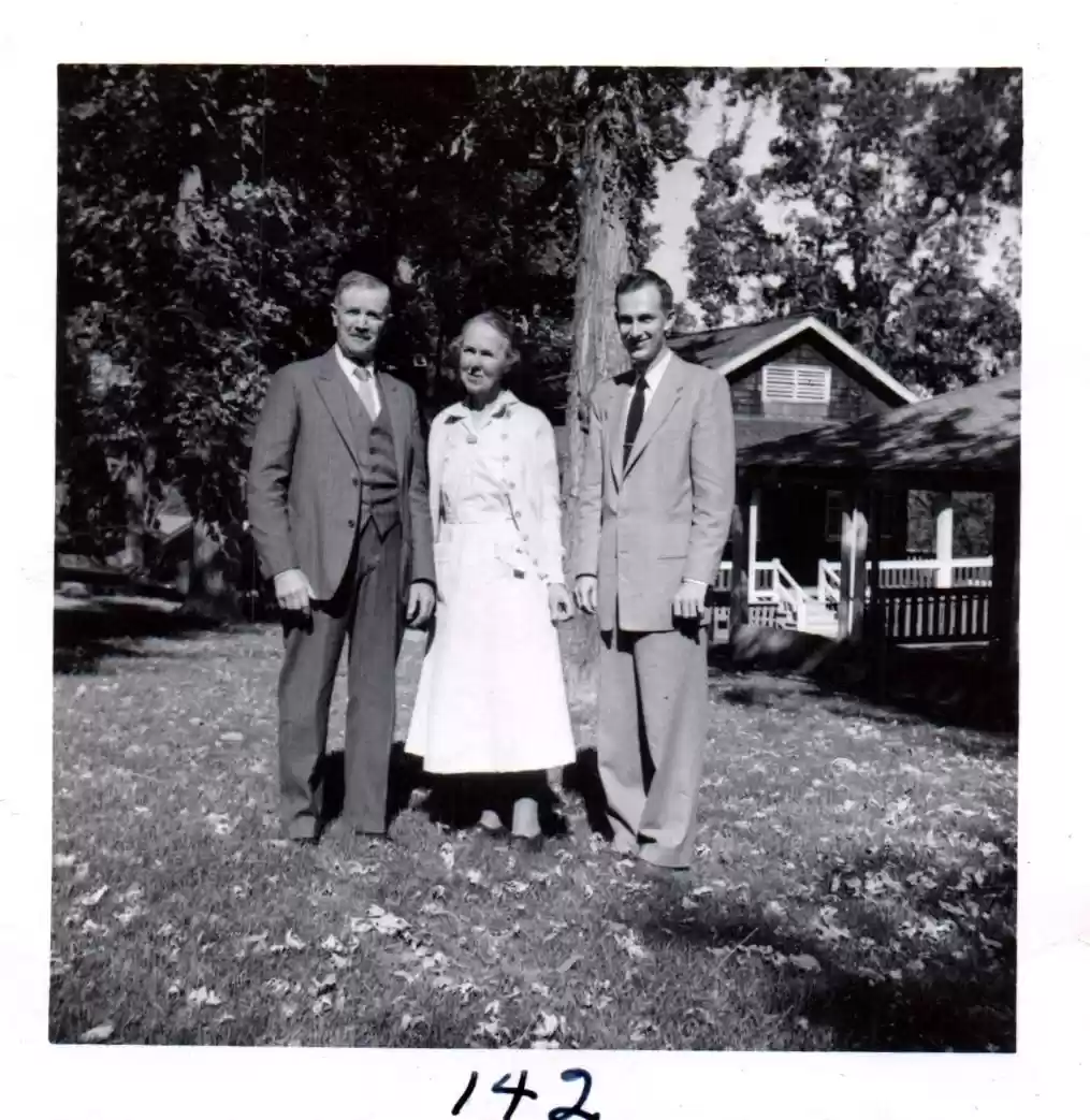 142-Mr. Mrs. Louie Hoeh & son Herman, Santa Rosa, Calif.